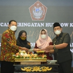 Bupati Lamongan, Yuhronur Efendi; Ketua TP PKK, Anis Kartikawati; Wakil Bupati Lamongan, Abdul Rouf; dan Ketua GOW, Narti Abdul Rouf saat potong tumpeng.