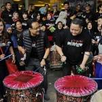 Wagub Jatim didampingi Wawali Kota Surabaya melakukan bakti sosial dengan komunitas Arek Suroboyo di Jl Tunjungan. foto: BANGSAONLINE