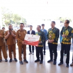 Wali Kota Batu berfoto bersama jajaran bank Jatim usai menyerahkan beasiswa secara simbolis untuk program tahun 2025, yang salah satu sumber pendanaannya berasal dari Corporate Social Responsibility (CSR) Bank Jatim.