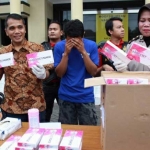 Tersangka Nur Rizki dan BB obat saat dirilis di Mapolrestabes Surabaya.