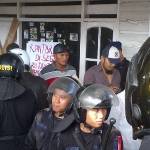 Polisi menjaga kantor PBB Pamekasan yang disegel massa pendukung Tamyiz, caleg DPRD setempat dari PBB. foto: rizal/Bangsa Online
