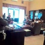Perwakilan warga Desa Tamping Mojo melakukan pertemuan dengan pejabat Polres Jombang. foto: ROMZA/ BANGSAONLINE