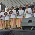 Menabuh rebana, sebagai bagian dari pembukaan kirab pataka.