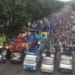 Massa aksi yang melintasi Jalan A. Yani, Surabaya, saat peringatan May Day 2025. 