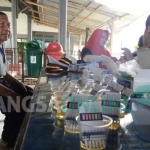 Sejumlah sopir mengikuti tes urine dan cek kesehatan di terminal Patria Kota Blitar. foto: AKINA/ BANGSAONLINE