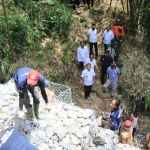 Warga saat bergotong royong memasang bronjong di Jembatan Jereng yang ambrol.