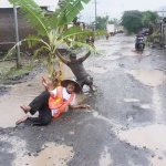 Jalan rusak akibat dilalui dump truk bermuatan hasil tambang galian C. foto: istimewa