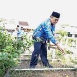 Ketua Korpri Kota Kediri, Bagus Alit saat melakukan tabur bunga di Taman Makam Pahlawan. Foto: Ist.