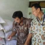 Bagian Kesra Gresik saat sidak beras miskin (raskin)