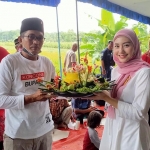 Novita Hardini saat perayaan ultahnya yang ke-30 tahun di sebuah gubuk tepi sawah Desa Ngetal Kecamatan Pogalan, Trenggalek. foto: HERMAN/ BANGSAONLINE