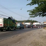 Inilah jalur perlintasan kereta api Mintil, Kecamatan Wilangan sebagai zona merah langanan macet saat mudik Lebaran tiba. foto: Bambang/ bangsaonline.com. 