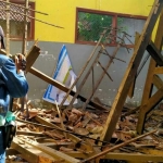 Kondisi ruang kelas Sekolah SDN Selodakon 3 yang ambruk.