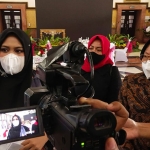 Ketua Pansus Banjir DPRD DKI Jakarta, Zita Anjani bersama Wali Kota Risma. (foto: YUDI A/ BANGSAONLINE)