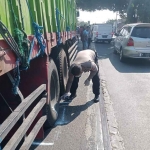 Petugas Satlantas Polres Jombang saat mengevakuasi korban kecelakaan.