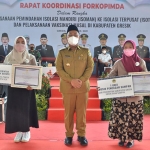 Bupati Gresik Fandi Akhmad Yani (Gus Yani) memberikan penghargaan kepada para pejuang sampah plastik sebagai bentuk komitmen dukungan, Senin (23/8/2021). (foto: SYUHUD/ BANGSAONLINE)