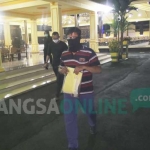 Empat penyidik KPK saat keluar dari rumah dinas Bupati Jombang. foto: RONY S/ BANGSAONLINE
