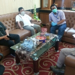 LBH Ansor Jatim dipimpin Ketua Muhammad Rutabuz Zaman saat berbincang dengan Kadisnaker Jatim Dr. Himawan Estu Bagio.