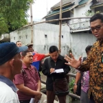 Hakim Bambang menggelar PS di lahan sengketa. Tergugat dan Penggugat menyodorkan dua versi berbeda soal luasan lahan. foto: YUDI EP/ BANGSAONLINE