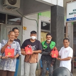 Ketua KWG, M Syuhud Almanfaluty (kiri), bersama Binda Jatim saat memberikan bantuan paket multivitamin. Foto: Ist