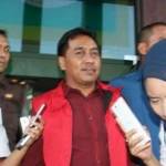 Usai diperiksa Kejati Jatim, Wakil Wali Kota Probolinggo digiring ke rumah tahanan Medaeng. foto: istimewa