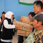 Gubernur Khofifah saat menyalurkan bantuan untuk masyarakat terdampak bencana tanah longsor Gunung Banyon.