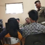 Sepasang muda-mudi yang terjaring razia saat dilakukan pendataan.