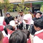 Siswa-siswi SDN 1 Patereman Kecamatan Modung, Bangkalan menyerbu Khofifah Indar Parawansa untuk bersalaman, Selasa (7/1/2025). Foto: Ahmad Fauzi/bangsaonline