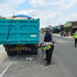 Polisi melakukan olah TKP di lokasi kejadian.