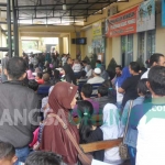 Suasana antrean di kantor Dispendukcapil Kabupaten Blitar. foto: AKINA/ BANGSAONLINE