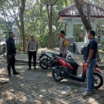 Polisi saat melakukan olah TKP di lokasi penusukan SW, di depan Toko Kawan Lama, Jalan Basuki Rahmat, Kelurahan Sukorejo, Lamongan.
