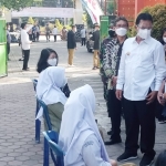 Wali Kota Maidi saat mengunjungi vaksinasi para pelajar di SMAN 1 Kota Madiun.