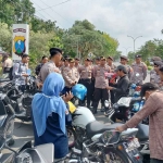 Paguyuban Pemuda Bangkalan saat menggelar demo.