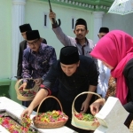 Emil saat melakukan tabur bunga di makam  KH Abdul Wahab Chasbullah.