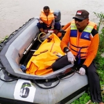 Proses evakuasi jenazah korban perahu penyeberangan yang tenggelam di Sungai Brantas.