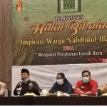 Bupati Gus Yani (paling kiri) saat menghadiri halalbihalal grup WhatsApp IWNU Gresik. foto: ist.