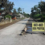 Ruas jalan yang rusak di Desa Sidorejo, Kecamatan Ponggok.