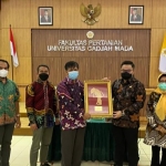 Bupati Kediri, Hanindhito Himawan Pramono (dua dari kanan) mendapatkan cendera mata usai penandatanganan MoU dengan Fakultas Pertanian UGM Yogyakarta. foto: ist.