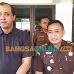 Kasi Intel Kejari Jombang, Deny Saputra Kurniawan (kanan), dan Kasi Pidum Kejari Jombang, Andi Wicaksono. Foto: AAN AMRULLOH/BANGSAONLINE