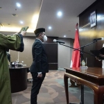 Wali Kota Batu Hj. Dewanti Rumpoko mengambil sumpah jabatan Direktur PT. Batu Wisata Resource (BWR) di ruang rapat utama Balai Kota Among Tani, Rabu (19/5).