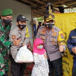 Kapolresta Banyuwangi ketika acara bakti sosial. (foto: ist)