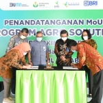 Penandatanganan MoU Kerja Sama Agro Solution antara Petrokimia Gresik dengan BRI Kanwil Surabaya. foto: ist.