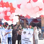 Bupati Madiun Ahmad Dawami didamping Forkompimda saat melepas balon dalam peringatan Hari Jadi Kabupaten Madiun ke-451.