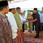 Pemkab Situbondo saat menyalurkan bantuan khusus guru ngaji di Kecamatan Situbondo. foto: MURSIDI/ BANGSAONLINE