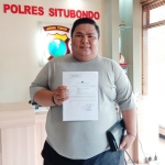 Ketua LPK Tapal Kuda, Deny Rico menunjukkan STTP dari Polres Situbondo.