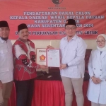 Asluchul Alif (tiga dari kanan) saat menyerahkan formulir pendaftaran bakal calon bupati ke Ketua PDIP Gresik, Mujid Riduan. Foto: Ist