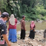 Tim FPRB Kabupaten Kediri bersama Pemdes Mlancu saat mengecek lokasi pengerukan Sungai Pait di Desa Mlancu. Foto: MUJI HARJITA/ BANGSAONLINE