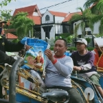 Kepala Kemenag Tuban memberikan paket sembako kepada tukang becak.