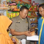 Tim Satgas Pangan Pasuruan saat sidak di salah satu minimarket.
