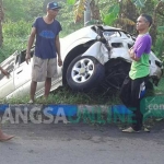 Kondisi mobil saat henda dievakuasi petugas dan warga. foto: M ANDY F/ BANGSAONLINE
