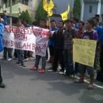 PERINGATI MAY DAY – Mahasiswa PMII kala memperingati May Day diBundaran Adipura, Sumbang Bojonegoro, Kamis (1/5/2014). foto : eky nur hady/BangsaOnline


